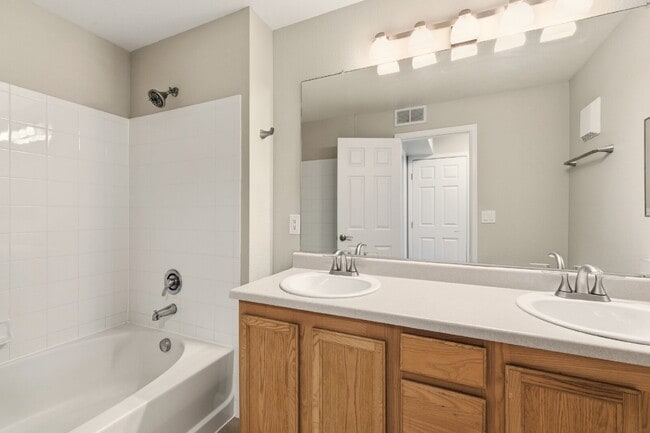 Building Photo - Beautiful 1 Bedroom Condo - Carport, Community and Gym available ASAP!