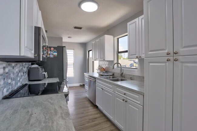 Building Photo - 6052 Lace Wood Cir