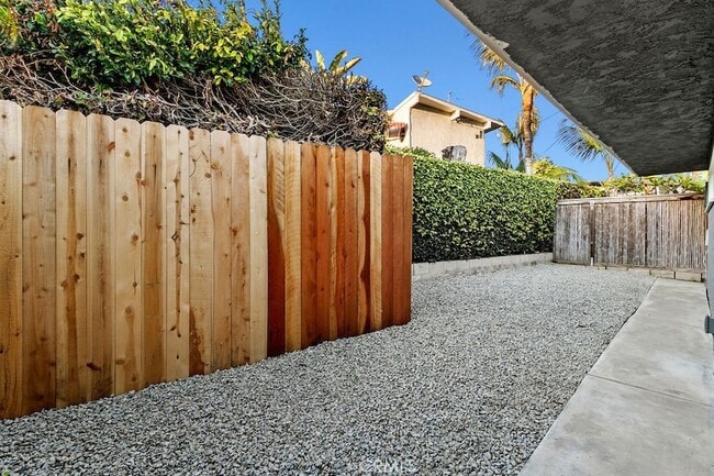 Building Photo - 256 1/2 Avenida Madrid Unit B