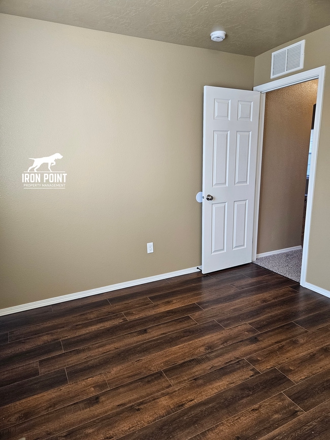 Building Photo - 3bed/2bath home w/bonus room, 2 car garage, fenced yard, and landscaping included.