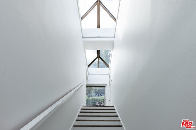 Building Photo - 6835 Pacific View Dr