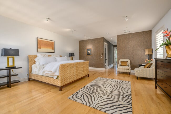 Building Photo - 981 Longboat Club Rd