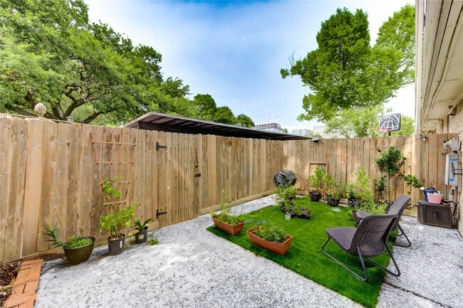 Building Photo - 13050 Trail Hollow Dr