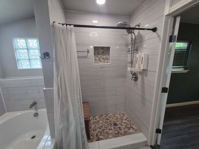 Building Photo - 3 bed/2 bath in Kirby