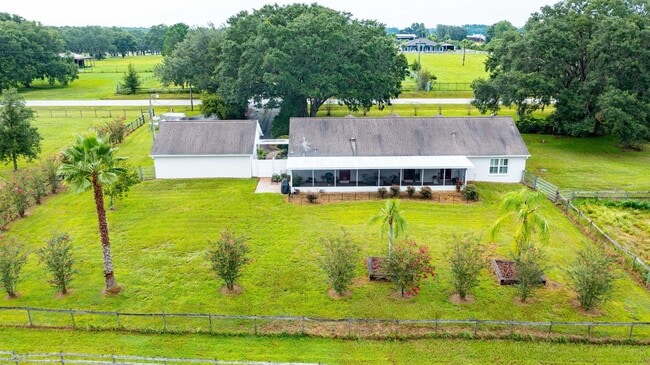 Building Photo - Country living close to everything - 3 bed, 3.5 bath, on an acre