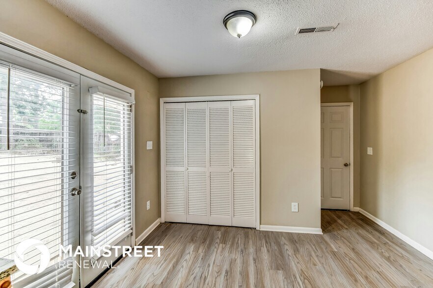 Building Photo - 904 Pine Forest Cir
