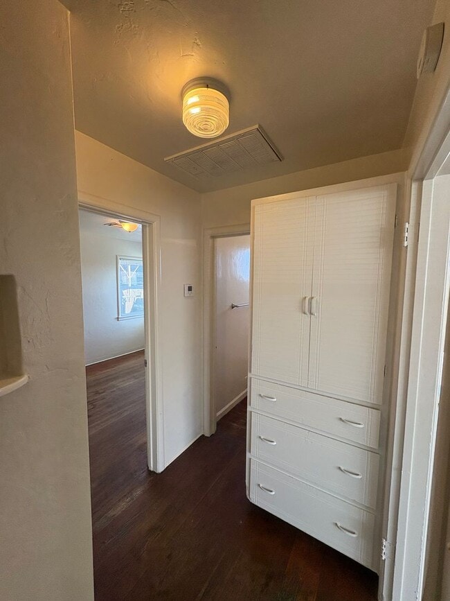 Building Photo - Cozy Home On Spacious Lot near Ballpark coming soon!