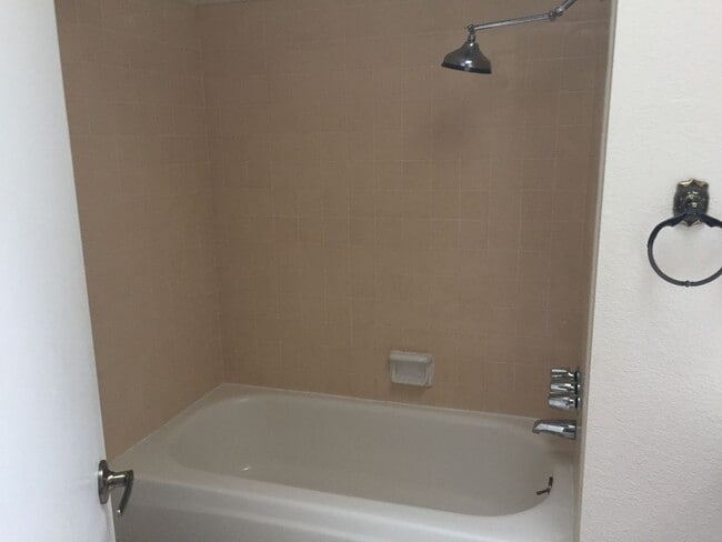 Building Photo - 3 Bed 3 Bath House