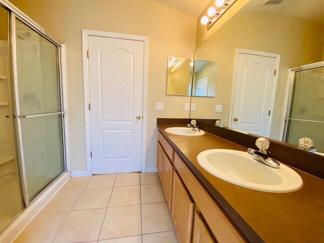 Building Photo - 3BD / 2.5BA Carriage Home