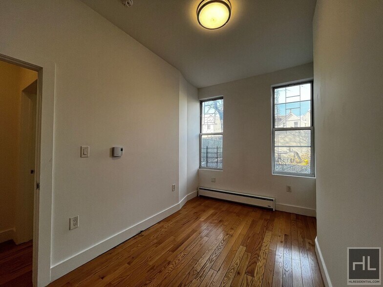 Building Photo - NO FEE / SUMMERFIELD STREET / Spacious 3-Bed 1-Bath / Bushwick and Ridgewood Border