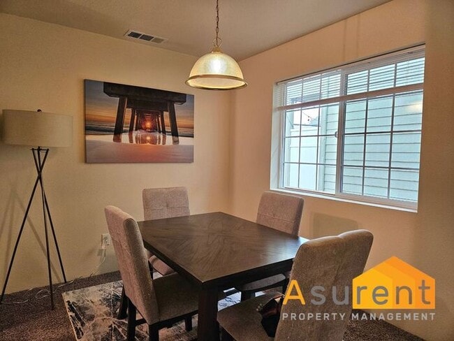 Building Photo - Charming Fully Furnished Home located in the vibrant city of Medford!