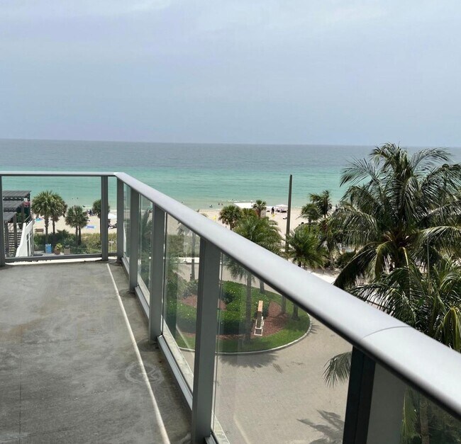 Building Photo - Seasonal Rental – Stunning Corner 1Bed/1Bath Unit with Breathtaking Ocean and Beach Views