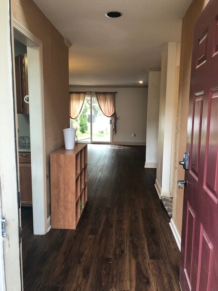 Entrance - 120 Courtyard Ln