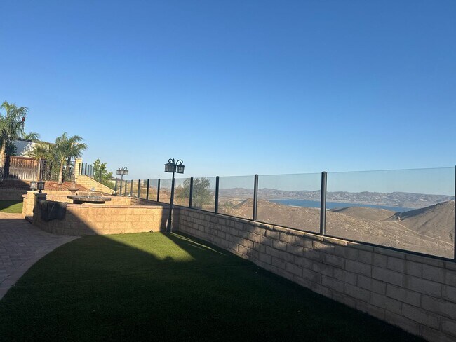 Building Photo - 5 Bedroom Lake Hills home with stunning La...