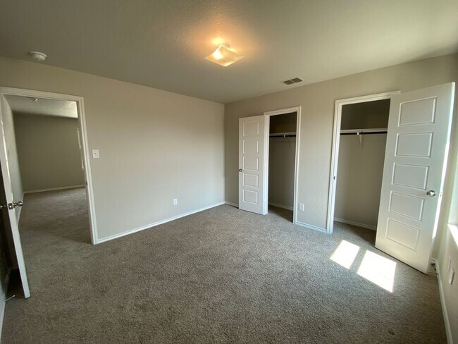 Building Photo - Spacious 4 Bedroom ~ Convenient to JBSA Ra...