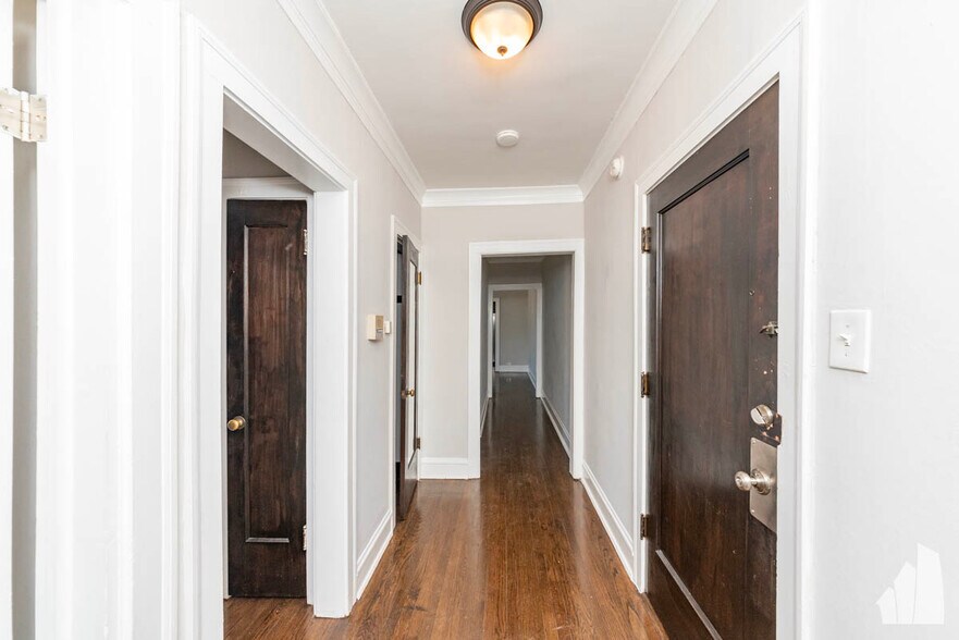 Building Photo - 5074 N Wolcott Ave