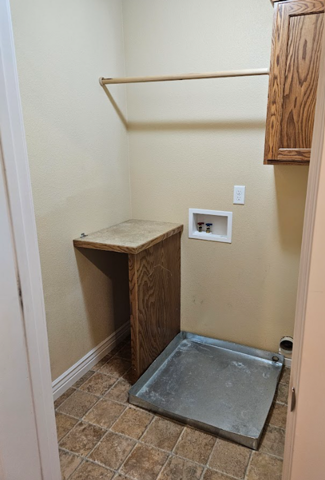 Building Photo - Centrally located 3bed/2.5bath townhome w/...
