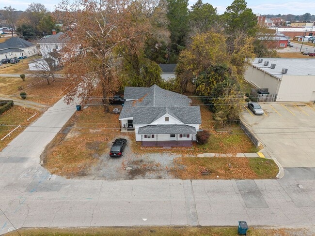 Building Photo - Newly Renovated 2 bed 1 bath!