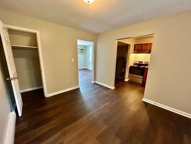 Building Photo - HALF OFF FIRST MONTH - 2 Bedroom in Versailles!