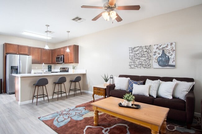 Building Photo - Full Furnished Short or Long-term rental in highly desired neighborhood