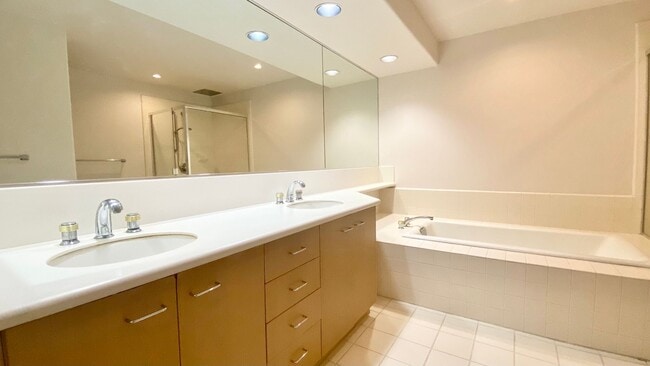 Building Photo - Spacious 2 Bedroom, 2 Bath, with 2 Parking Stalls - Kalele Kai in Hawaii Kai
