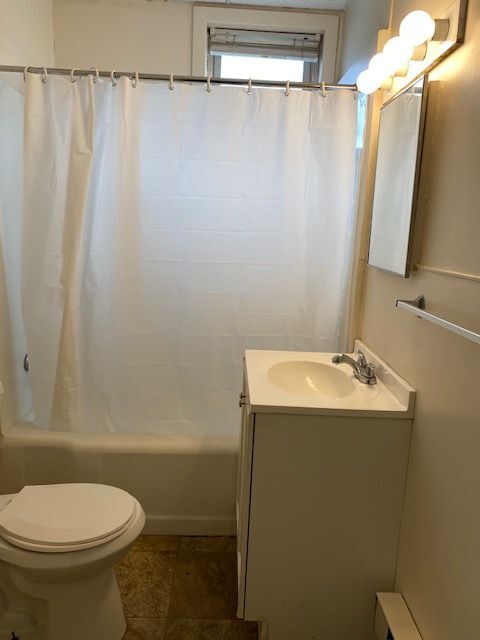 Building Photo - 2nd Floor 1 BR Apt Located On Derry St