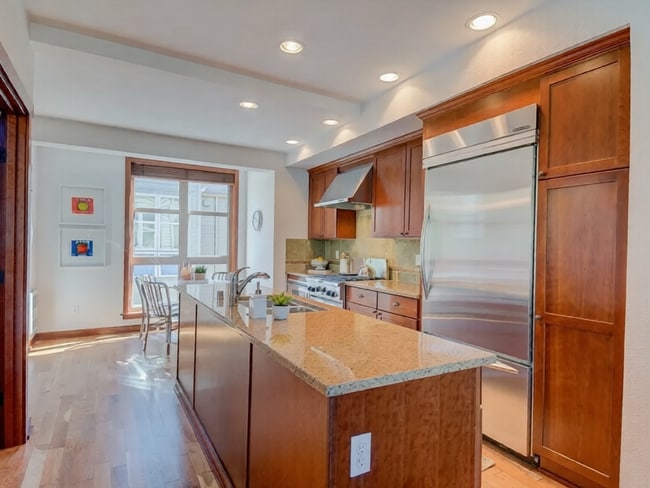 Building Photo - 722 Nob Hill Ave N