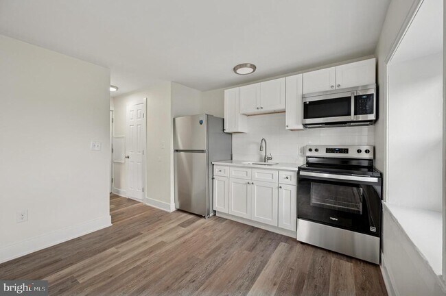 Building Photo - 111 W Queen Ln