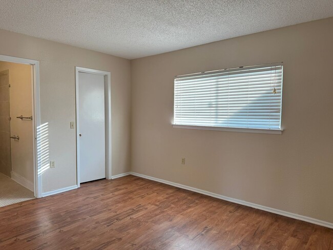 Building Photo - 104 Meadow Hill