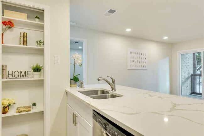 Building Photo - 8888 Tallwood Dr