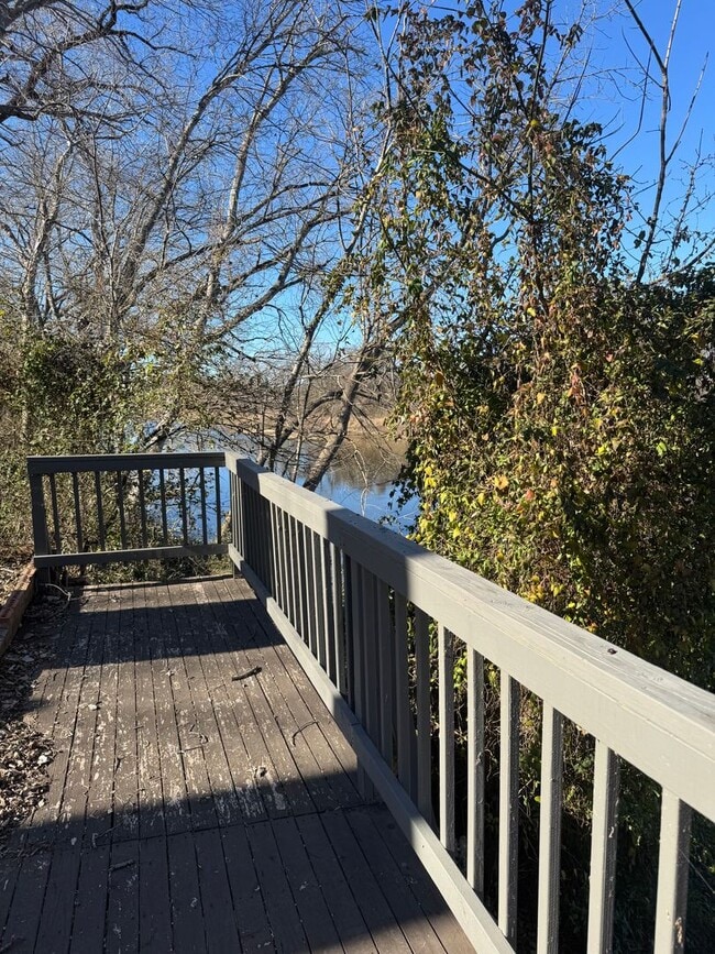 Building Photo - "Charming Home for Rent on the River in Scenic Clifton – Tranquil Living Awaits!"