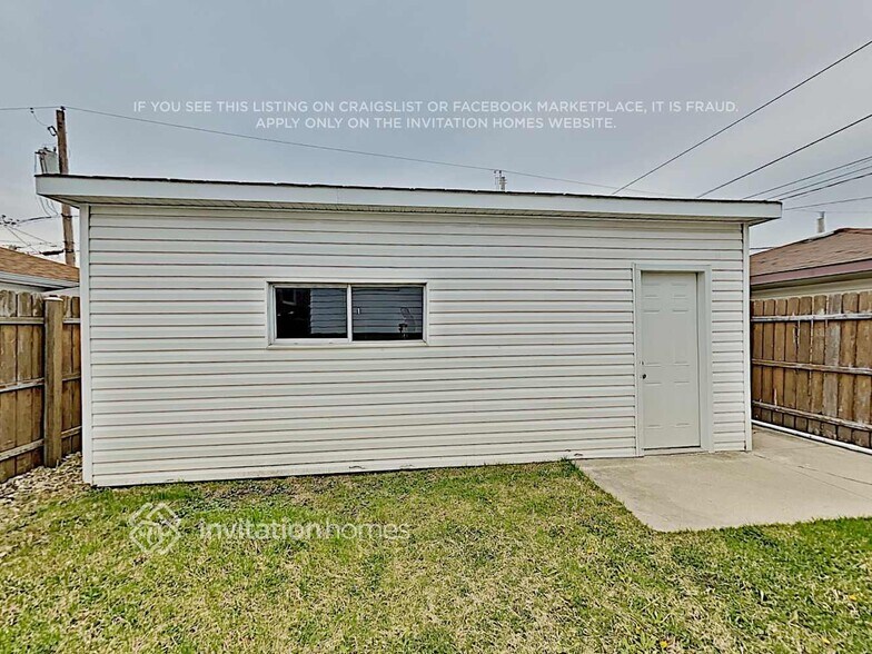 Building Photo - 7522 S Lockwood Ave