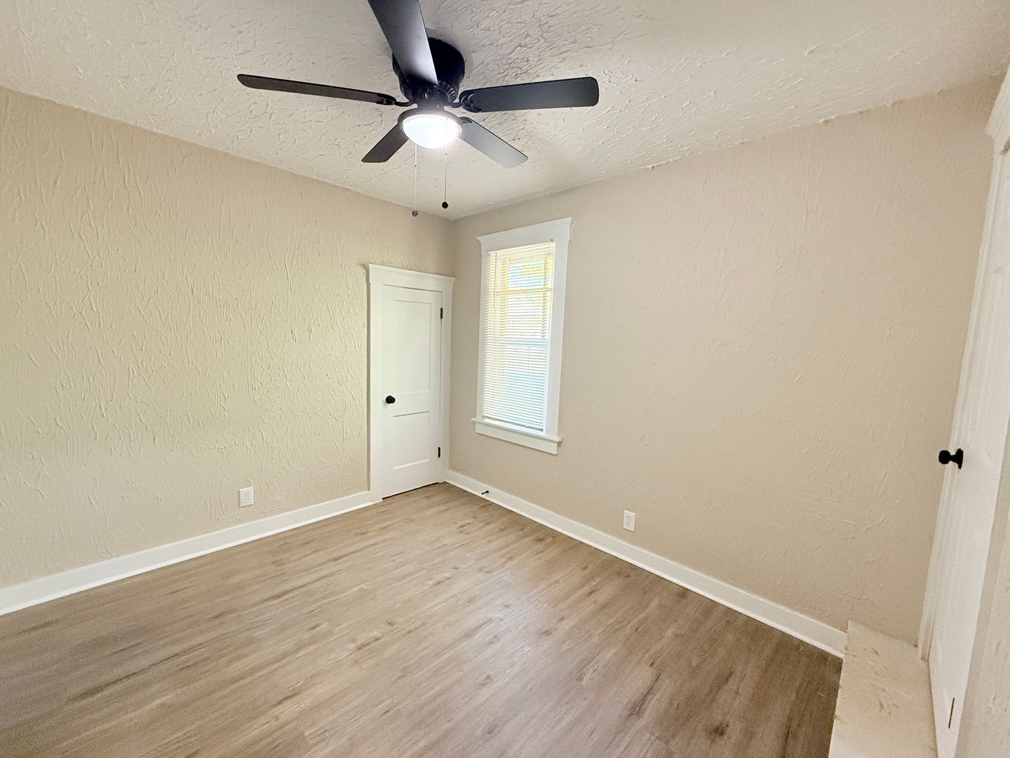 Building Photo - This beautifully updated 3-bedroom, 1-bath single-family home is ready for move-in!
