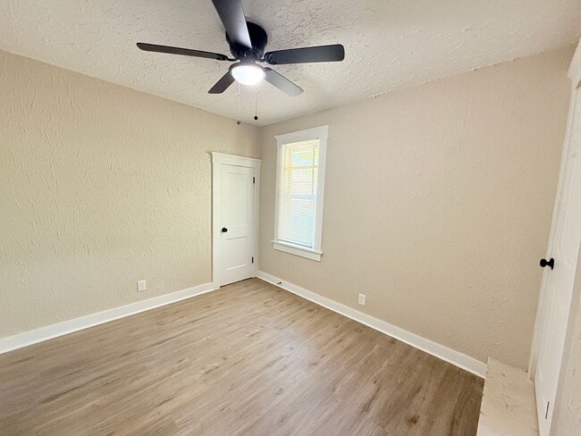 Building Photo - This beautifully updated 3-bedroom, 1-bath single-family home is ready for move-in!