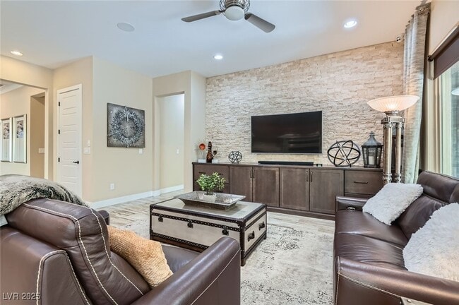 Building Photo - 10398 Kesington Dr