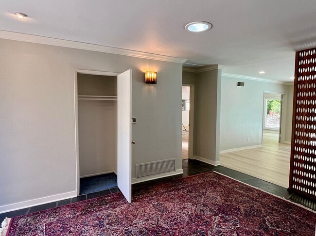 Building Photo - 16641 Park Ln Cir
