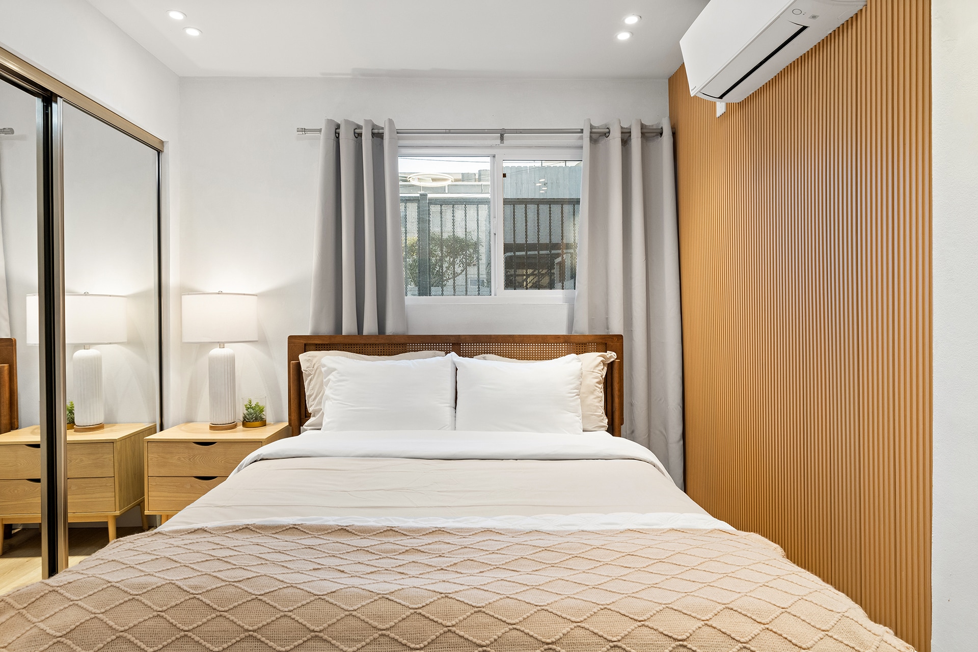 Building Photo - 2207 Ocean Front Walk