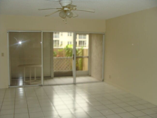 Building Photo - 1565 SE Royal Green Cir