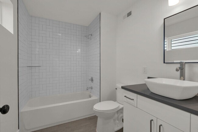 Building Photo - Modern Living In East Nashville!