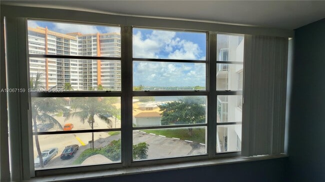 Building Photo - 1351 NE Miami Gardens Dr