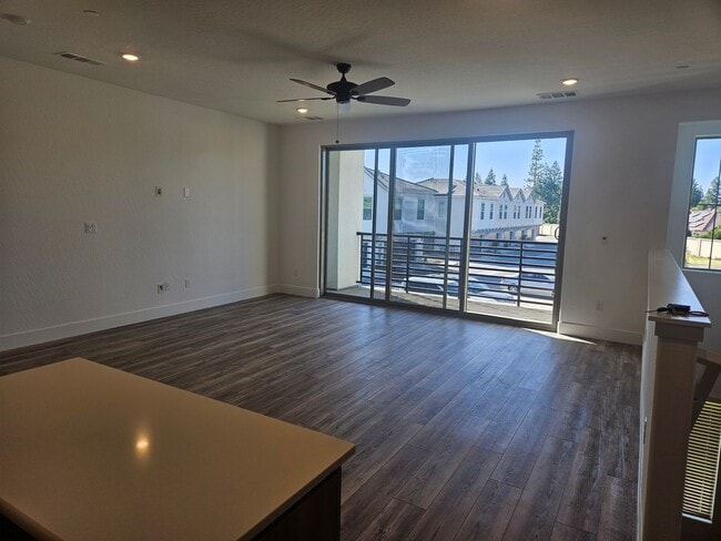 Building Photo - COMING SOON! Gorgeous 3/2 Town Home in Clovis with Solar!