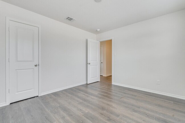 Building Photo - 2125 Croton Ave