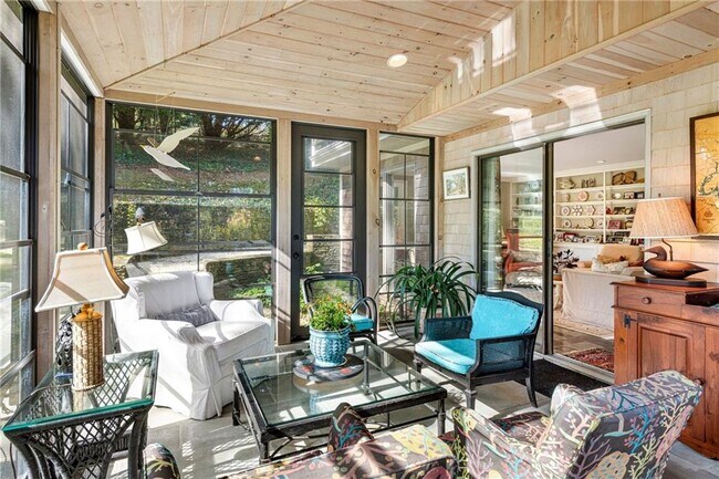 Building Photo - 140 Connection St