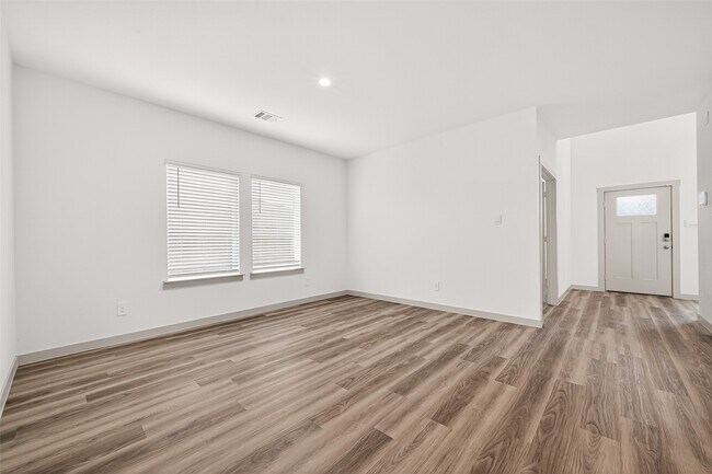 Building Photo - 1107 Lakes Edge Ln