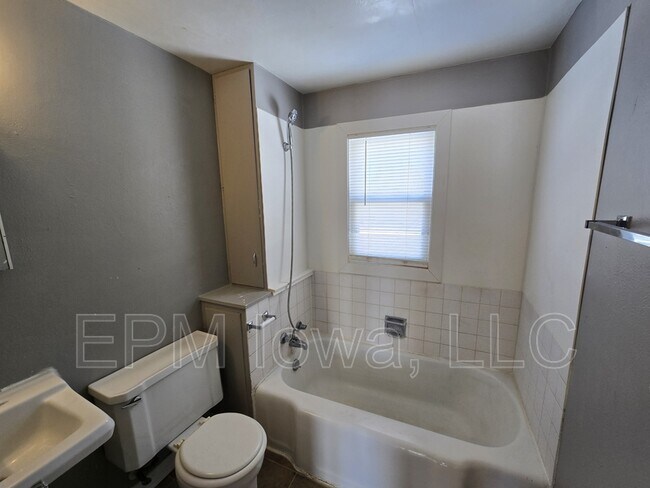 Building Photo - 247 Madison St