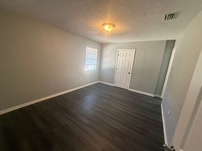 Building Photo - Cute & Cozy 2/1.5 Move In Ready Apply for FREE This Holiday Season!