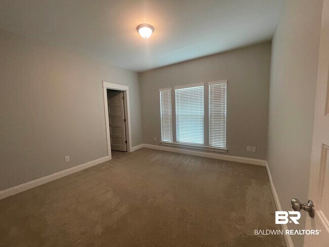 Building Photo - 253 Hawthorne Cir