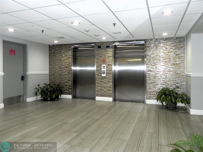 Building Photo - 901 Hillcrest Dr