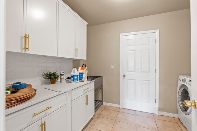 Building Photo - 24 Lakecliff Dr