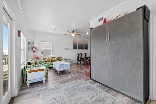 Building Photo - 139 W Palm